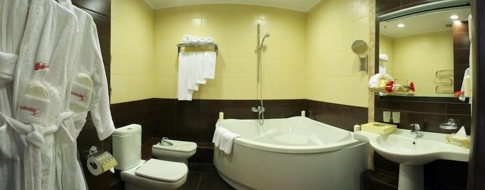 Deluxe Room, 2 Bathrooms photo 3