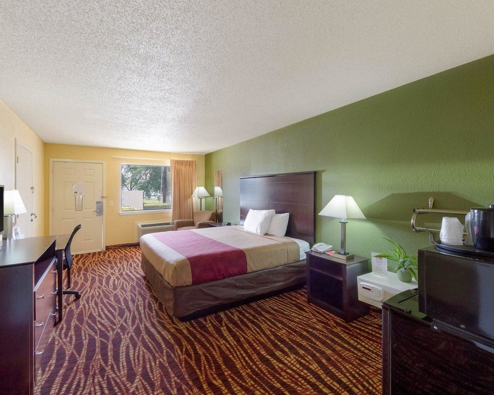 Standard Room, 1 King Bed, Non Smoking - Photo 7