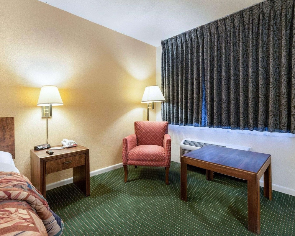 Standard Room, 1 King Bed, Smoking photo 1