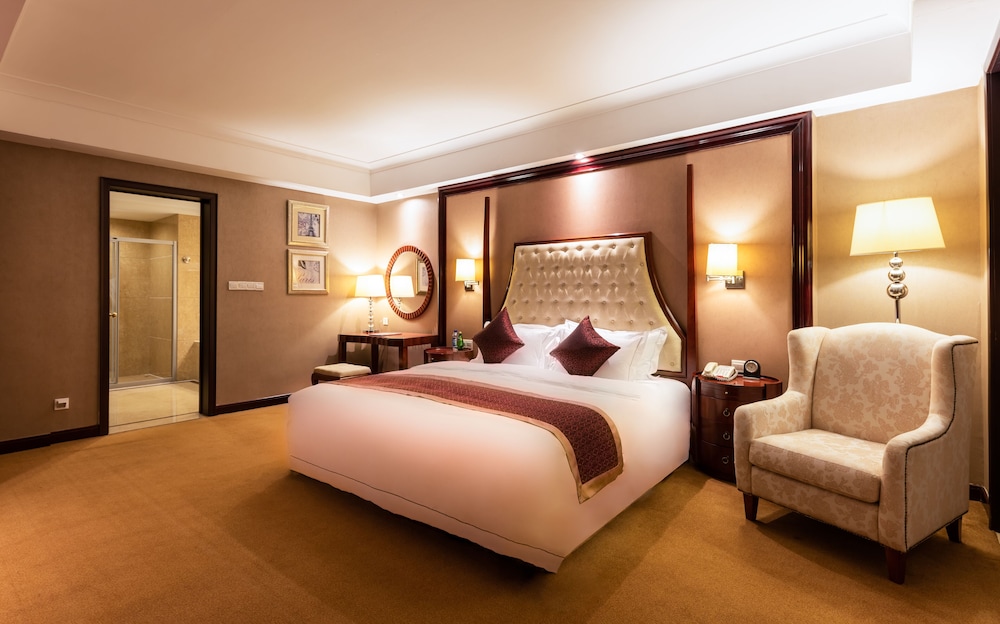 Deluxe King Bedroom photo 3