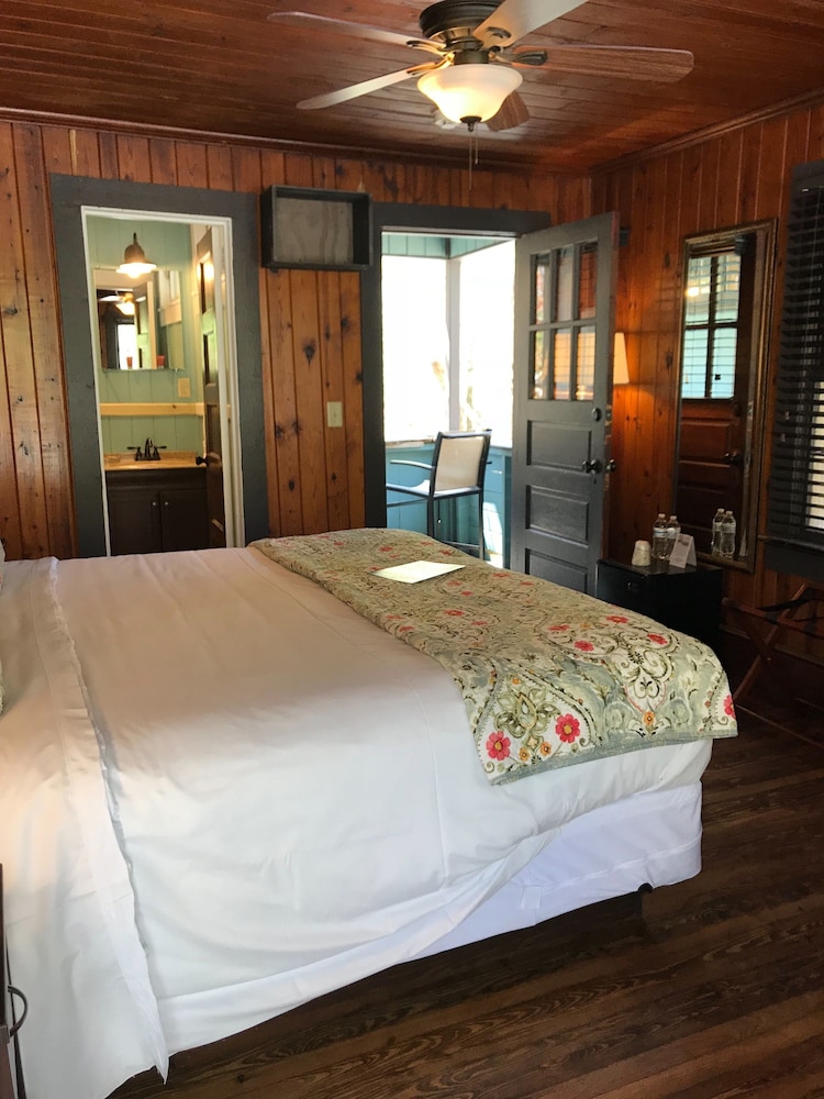 Standard Room, 1 King Bed, Balcony (The Chimney Rock Room) photo 1