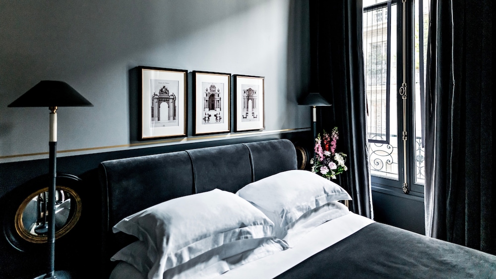 Deluxe Room thumbnail 6