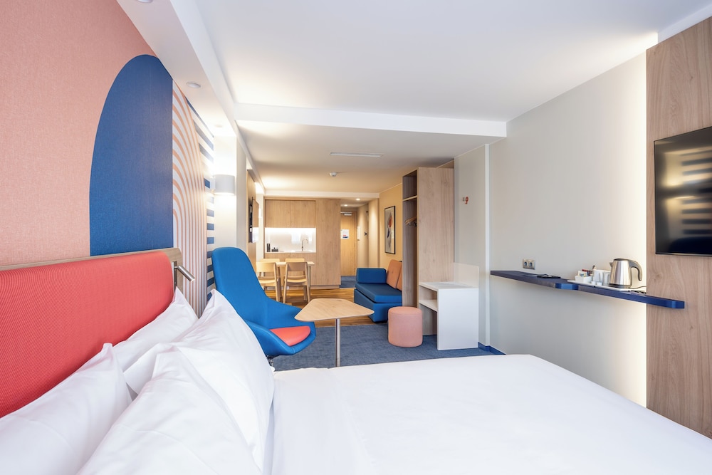 Suite, 1 Queen Bed, Balcony - Photo 8