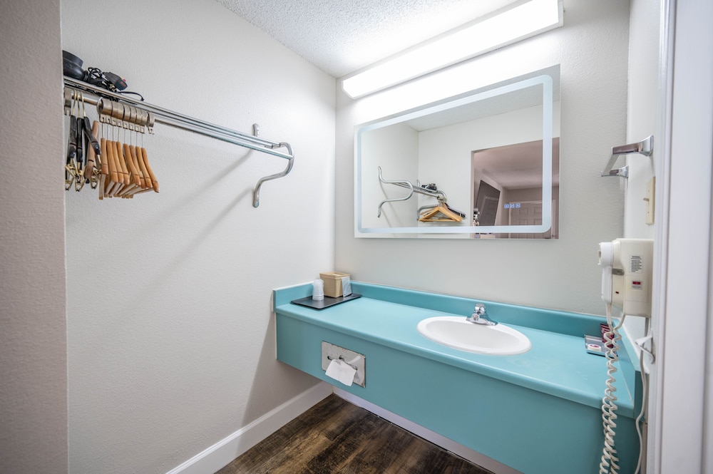Family Room, Multiple Beds, Bathtub photo 3