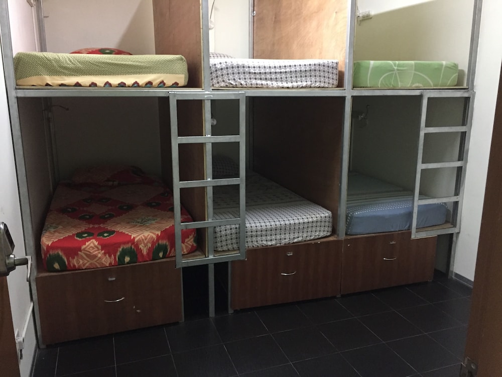4-Bed Mixed Dorm photo 3