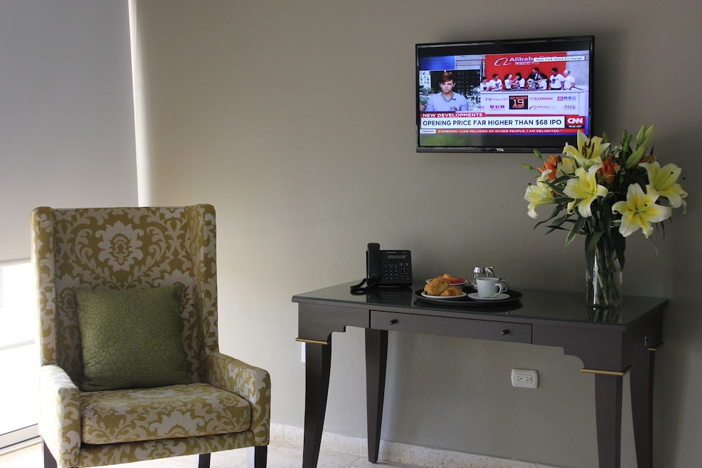 Single Room, 1 King Bed, Accessible photo 3