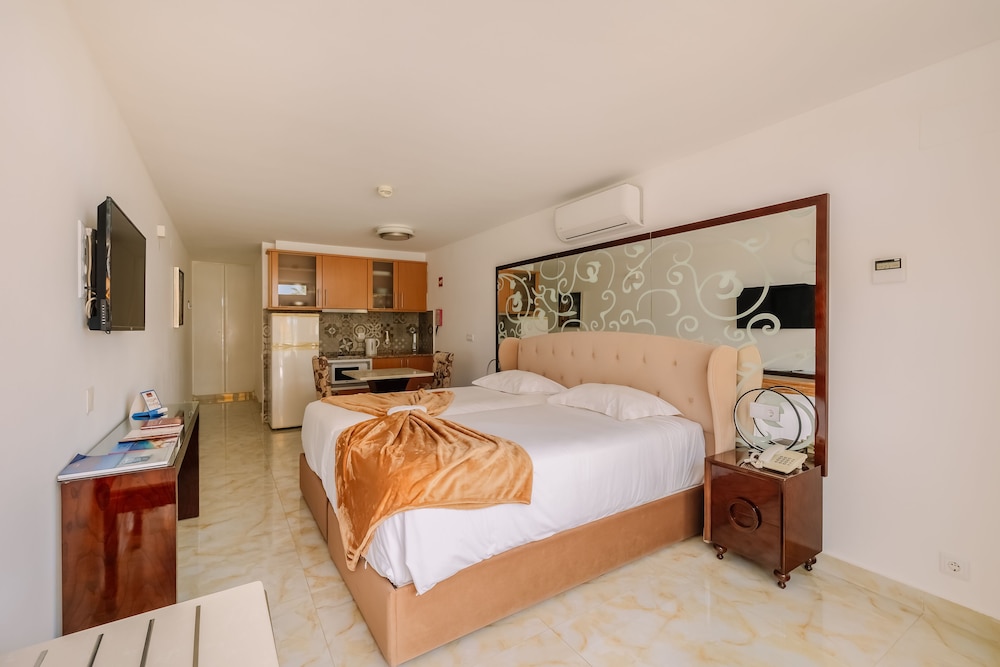 Deluxe Room, Terrace Sea or Pool View ( 2 Pax) - Photo 1