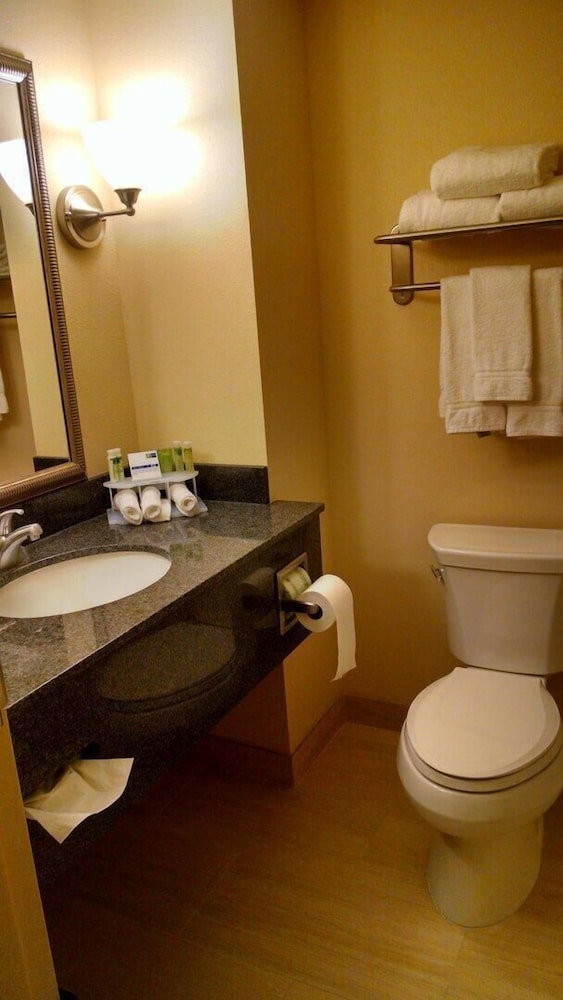 Suite, 2 Queen Beds - Photo 2
