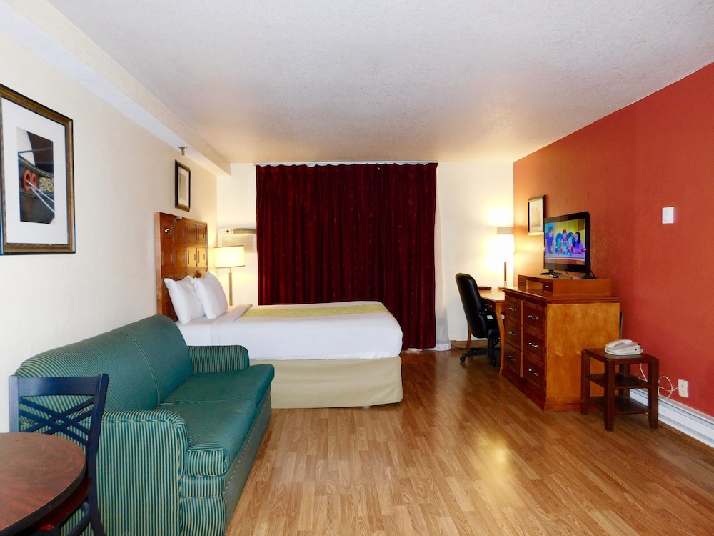 Deluxe Suite, 2 Queen Beds, Non Smoking, Balcony - Photo 2