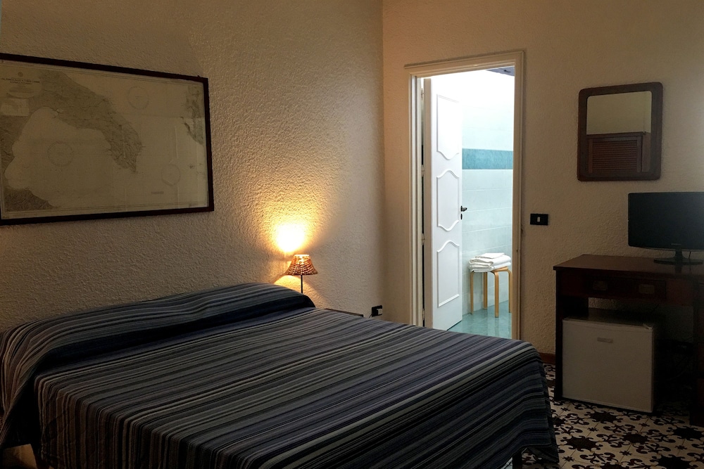 Classic Triple Room, Multiple Beds, Non Smoking, Sea View photo 3