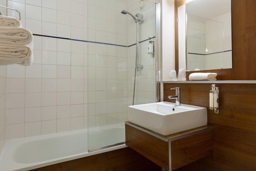 Standard Room, Multiple Beds, Non Smoking - Photo 9