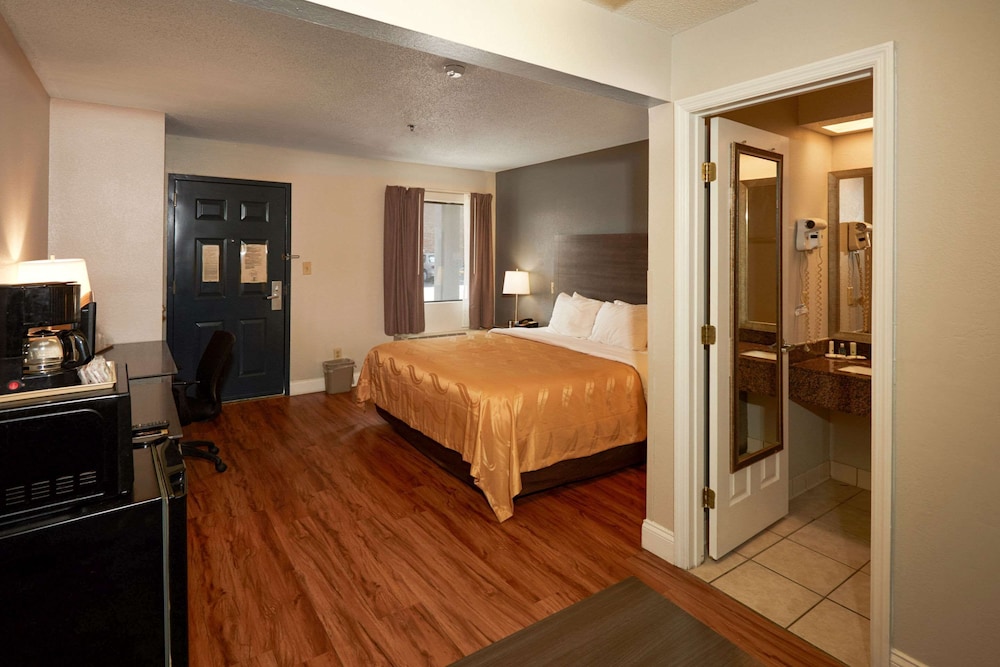 1 King Bed, Suite, Nonsmoking, Upgrade - Photo 2