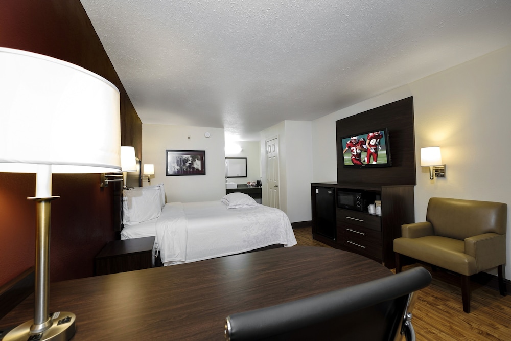 Premium Room, 1 King Bed (Upgraded Bedding & Snack, Smoke Free) - Photo 3