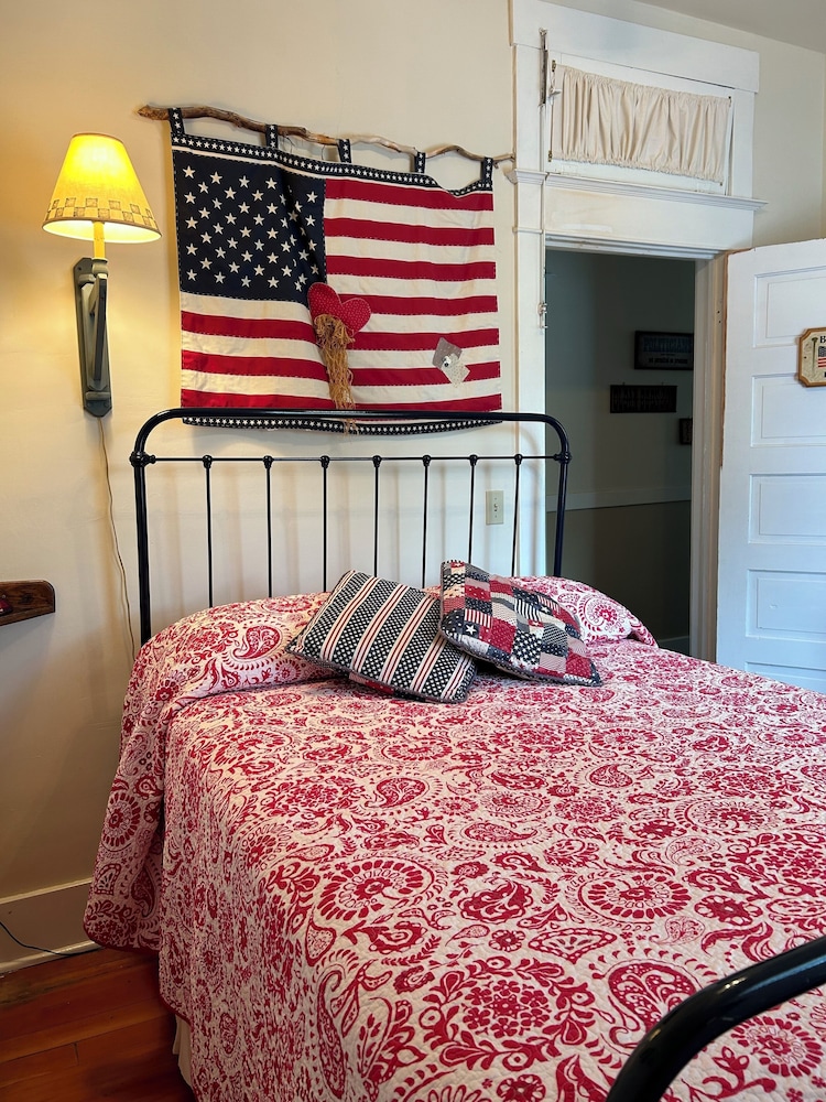 Basic Single Room Betsy Ross (Shared Bathroom, Upstairs)
