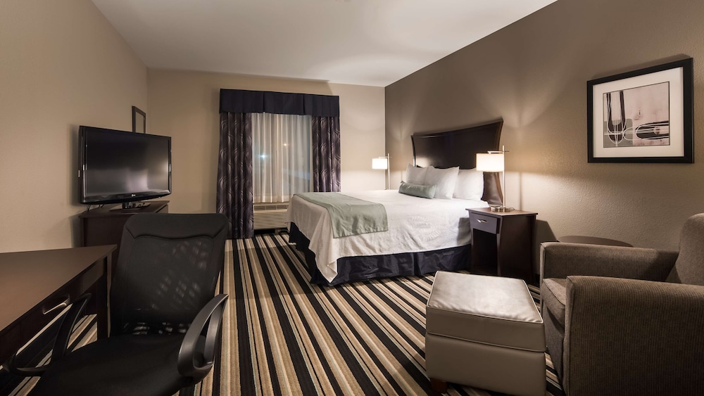 Standard Room, 1 King Bed, Non Smoking, Refrigerator & Microwave