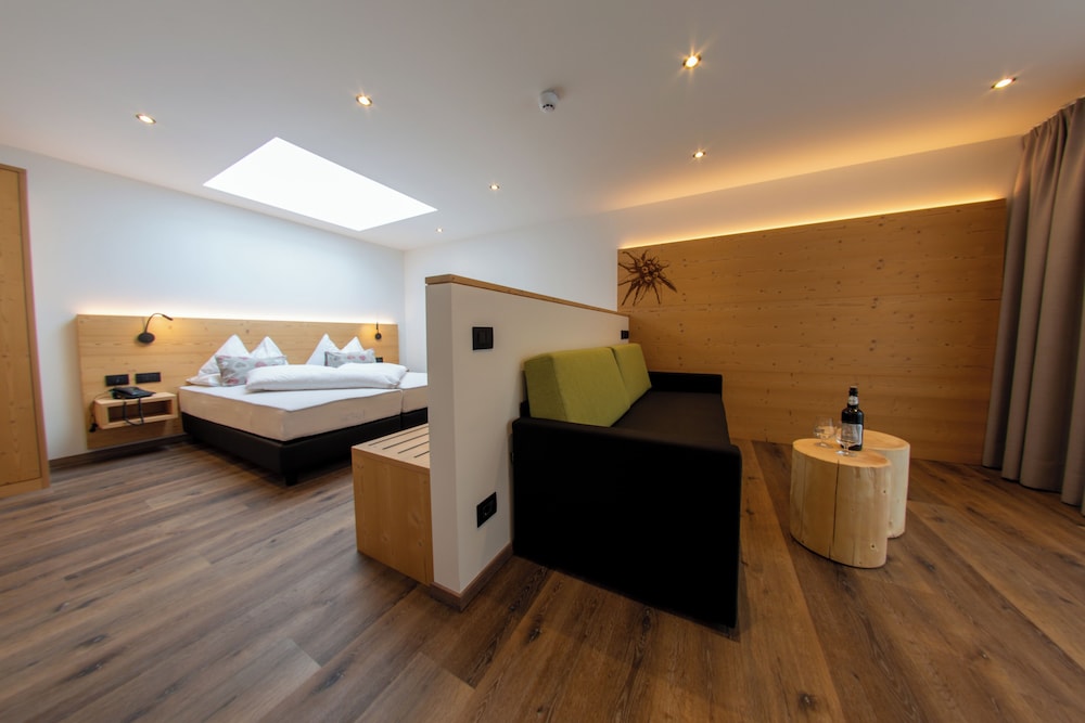 Junior Suite, 1 Bedroom, Non Smoking, Mountain View