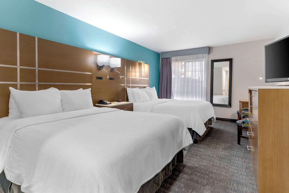 Standard Room, 2 Queen Beds, Non Smoking, Refrigerator & Microwave photo 2