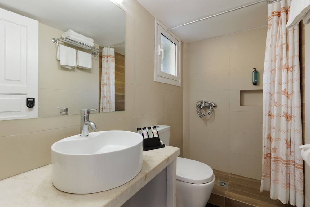 Superior Apartment, 2 Bedrooms, Pool View - Photo 2