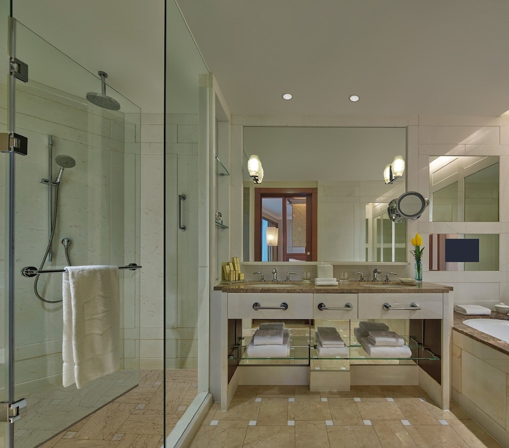 Horizon Premier King Room with Executive Lounge Access photo 2