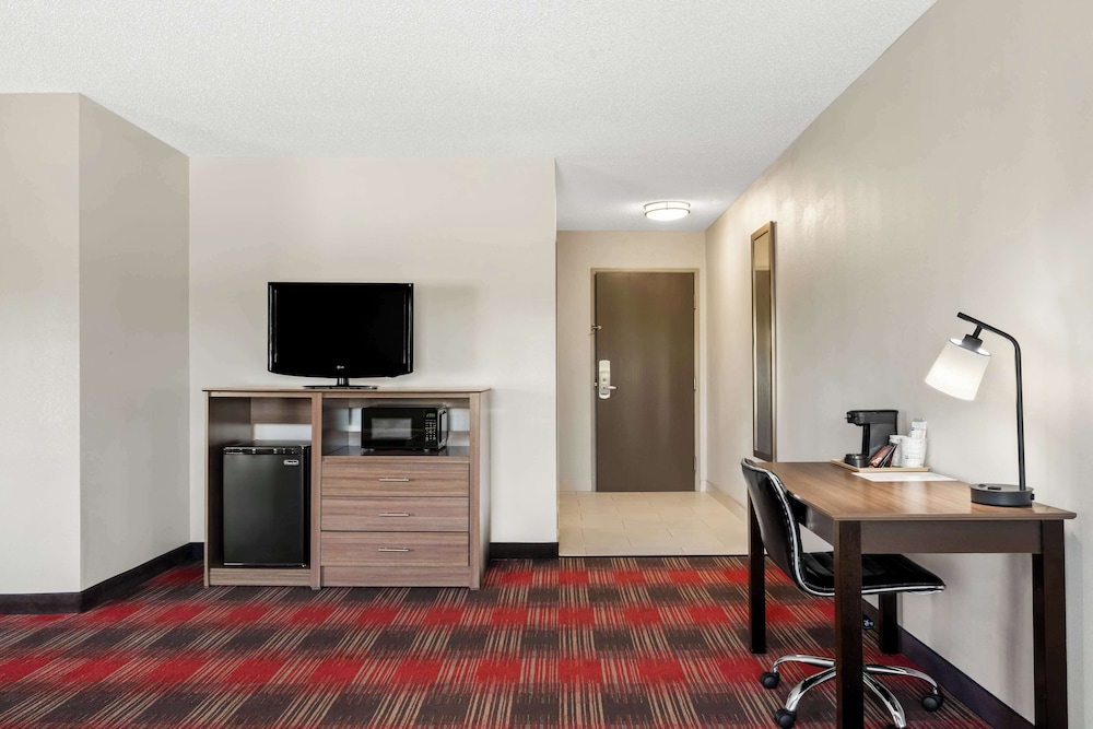 Standard Room, 1 King Bed, Non Smoking, Refrigerator & Microwave (Larger Room) photo 3