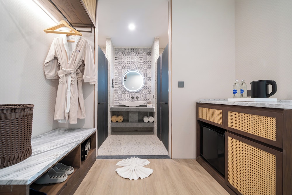 Deluxe Room, 2 Twin Beds, Non Smoking, Pool View, photo 6