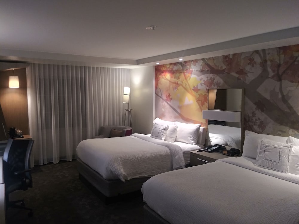 Room, 2 Queen Beds (Mobility Accessible, Roll-In Shower)