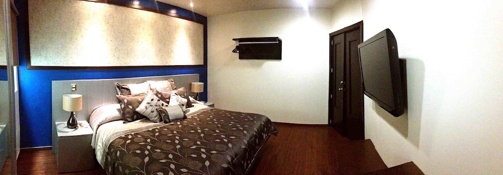 Deluxe Room, 1 King Bed photo 2