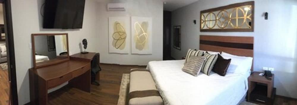 Suite, 1 King Bed photo 1