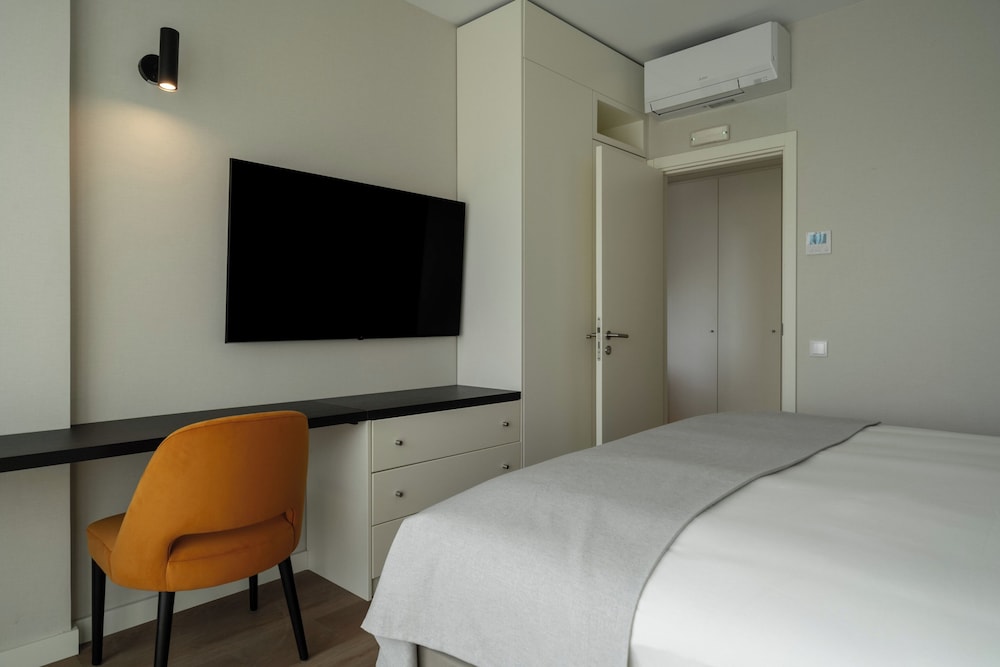 One-Bedroom Comfort Apt. with Sofa Bed photo 3
