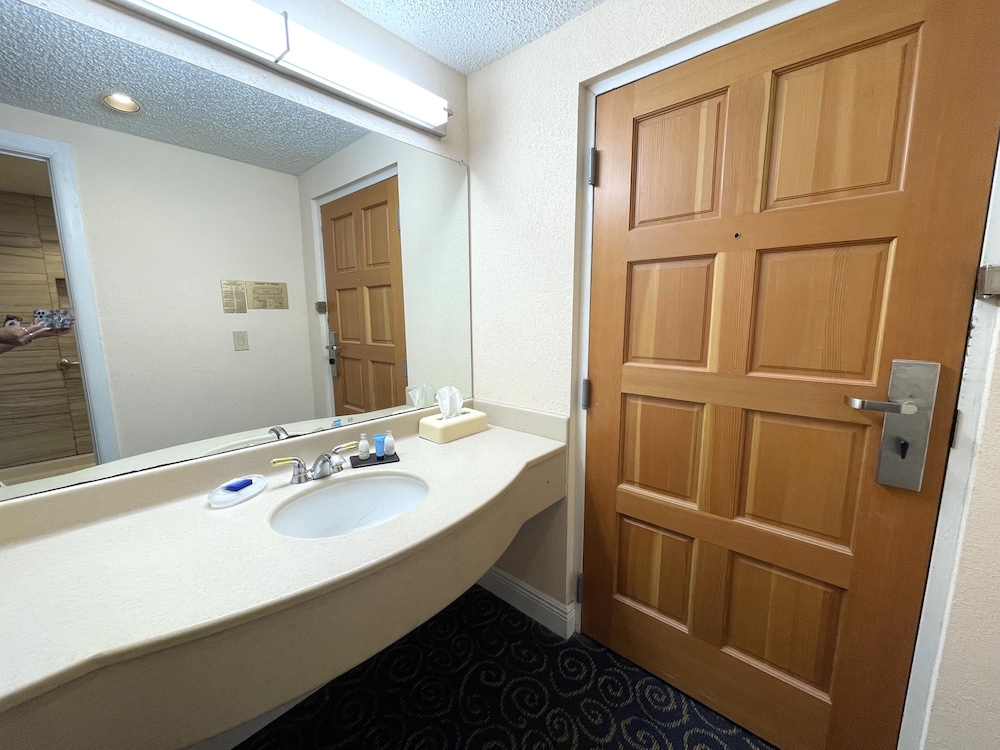 Family Studio Suite, 2 Queen Beds photo 3