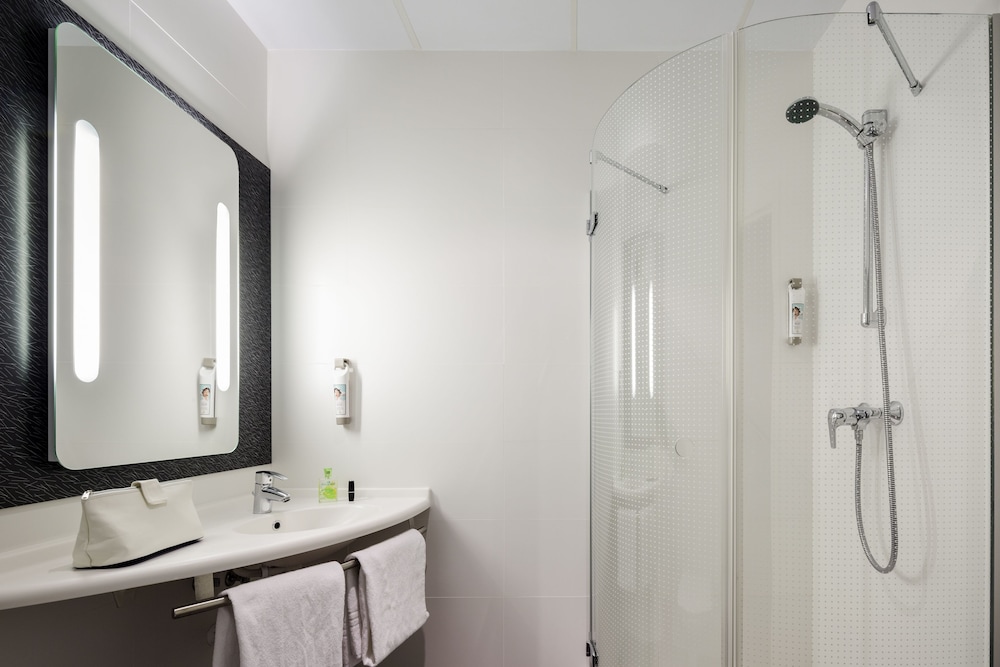 Twin Room with 2 Single Beds - Photo 8