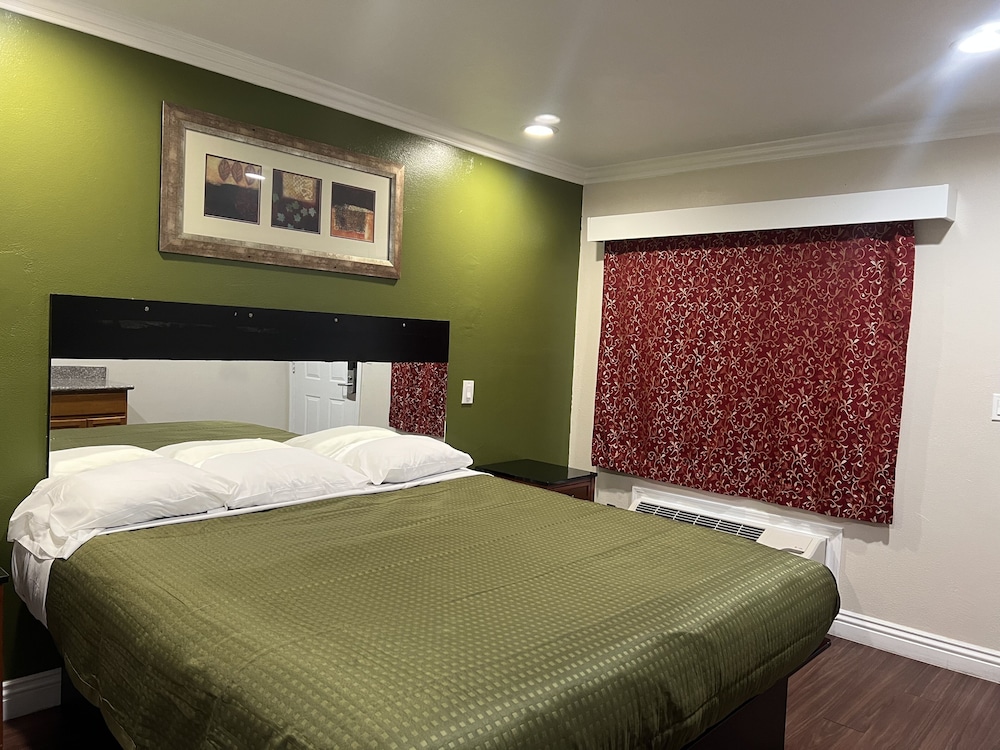 Deluxe Room, 1 King Bed, Non Smoking photo 1