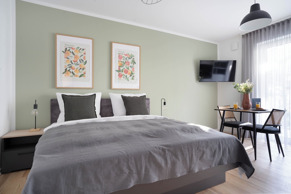 Deluxe Studio, 1 Queen Bed, Balcony photo 1