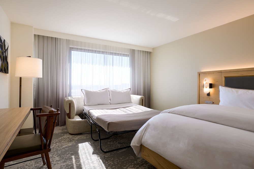 Traditional Room, 1 King Bed with Sofa bed thumbnail 5