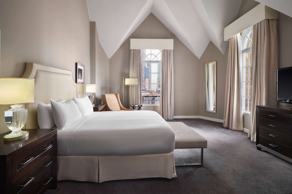 Deluxe Classic, 1 King Bed, Non-Smoking - Photo 1