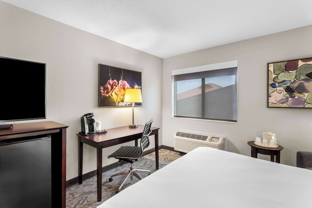 Standard Room, 2 Queen Beds, Non Smoking, Refrigerator & Microwave - Photo 3