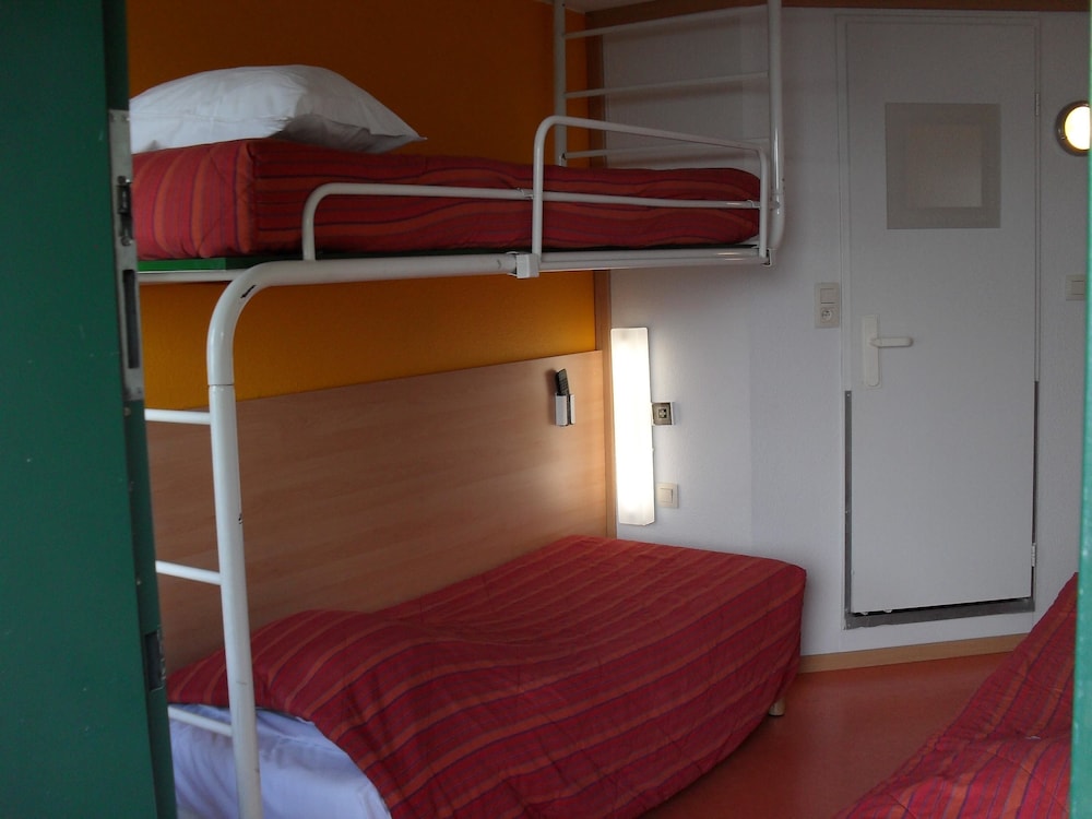 Standard Room, Multiple Beds (1 Double and 1 Single bed) - Photo 1