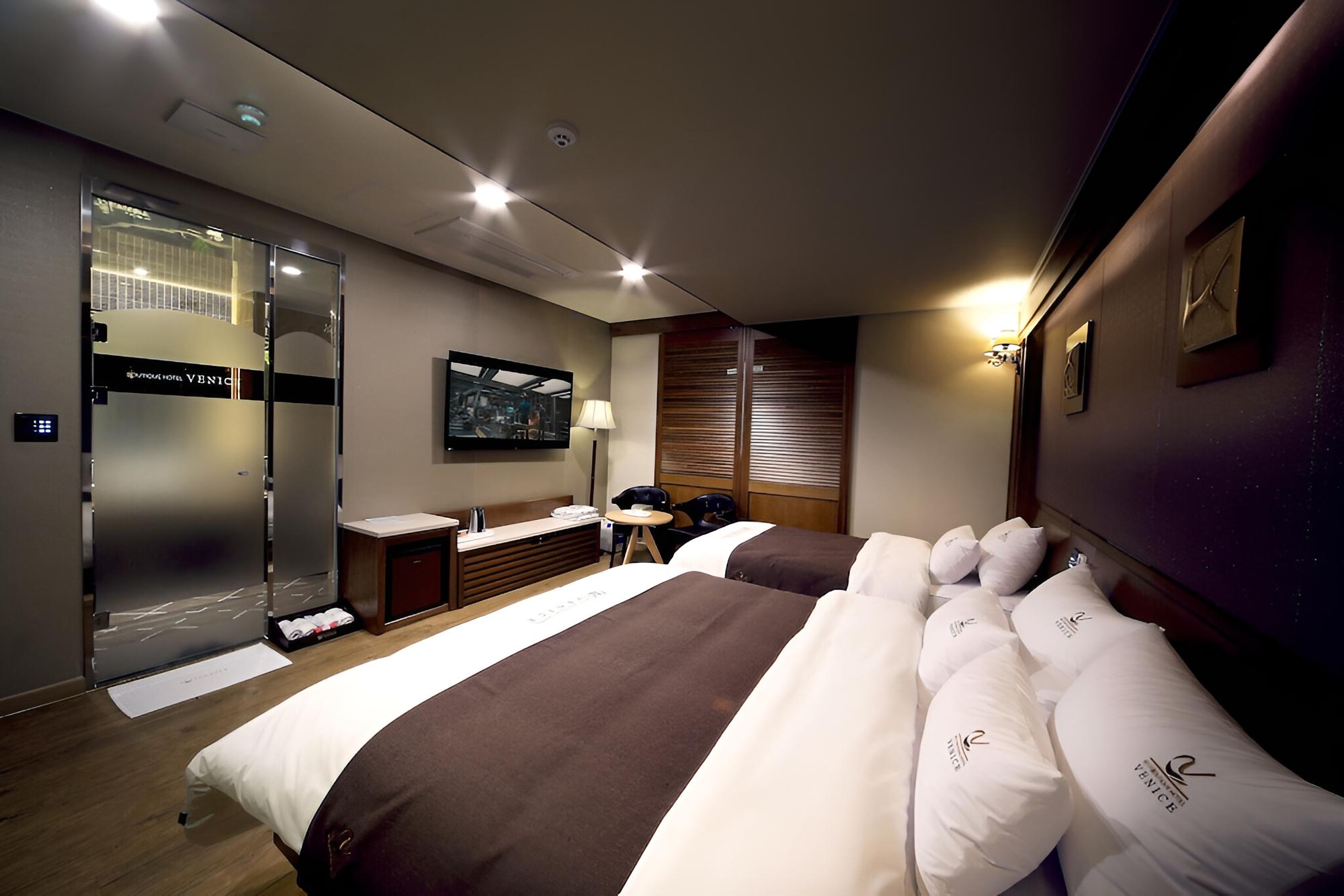 Room (Twin (for 3 people Netflix available)) photo 3