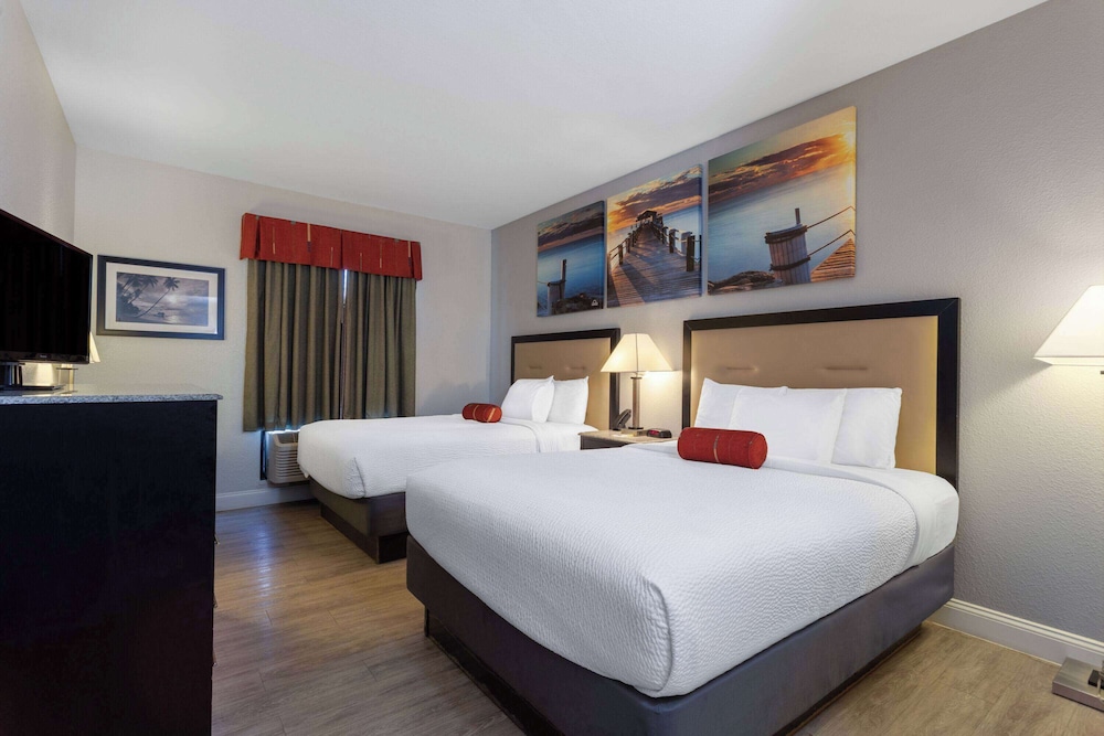 Business Room, 2 Queen Beds, Non Smoking - Photo 1