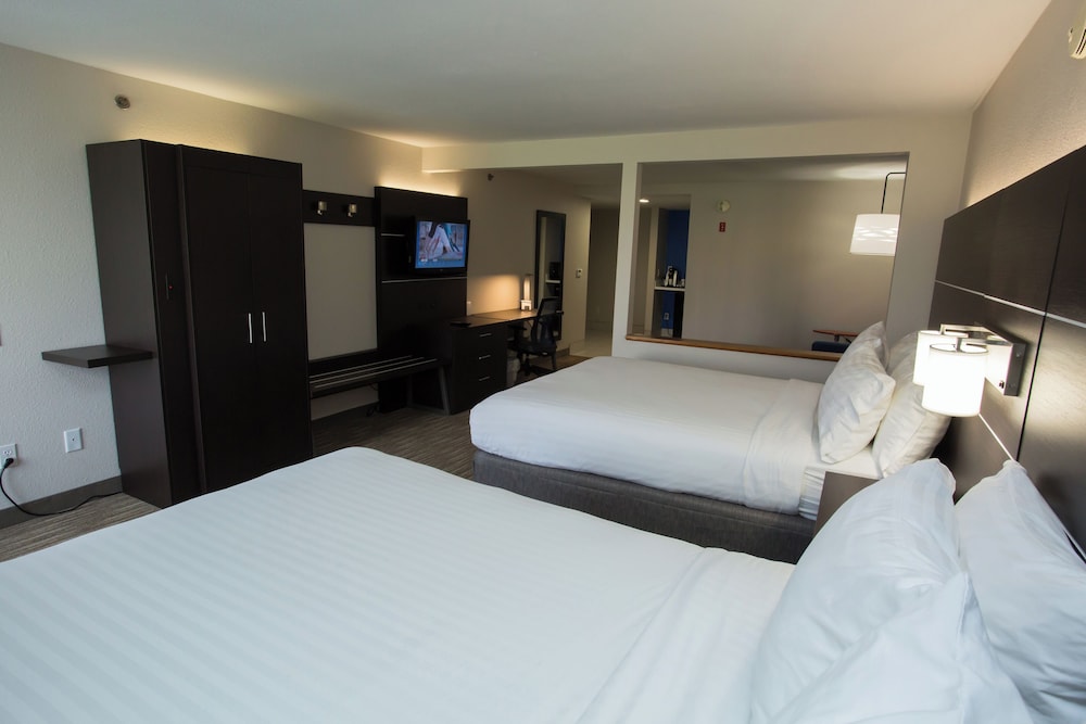 Suite, Multiple Beds - Photo 5