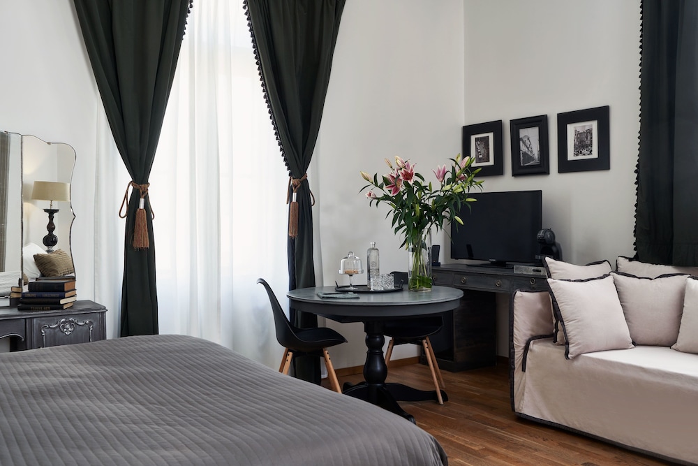 Superior Triple Room, City View photo 2