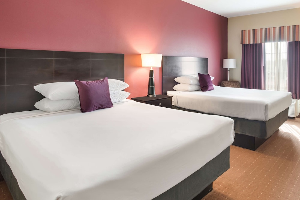 Room, 2 Queen Beds - Photo 1