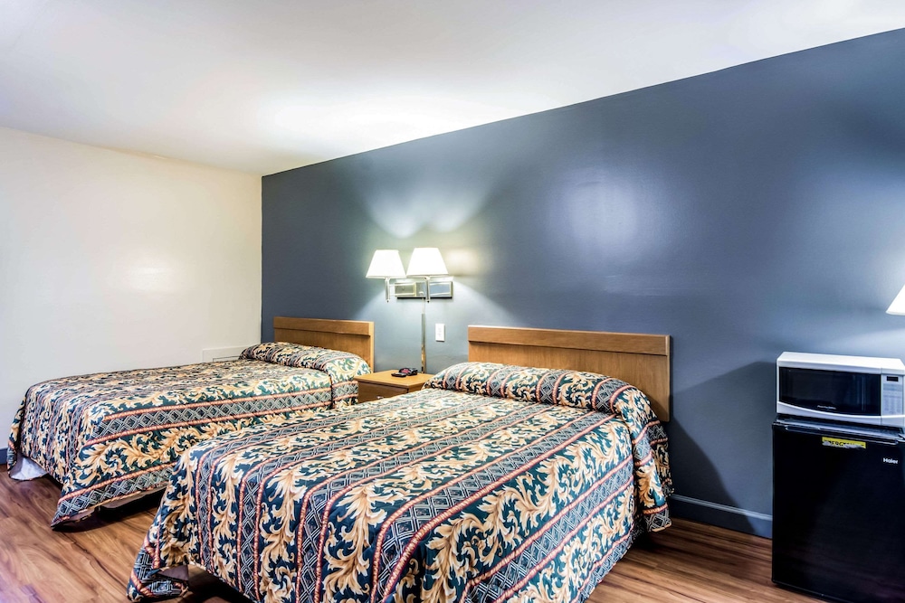 Standard Room, 2 Double Beds, Smoking - Photo 3
