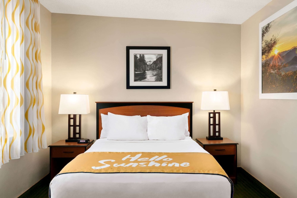 Suite, Multiple Beds, Non Smoking - Photo 2