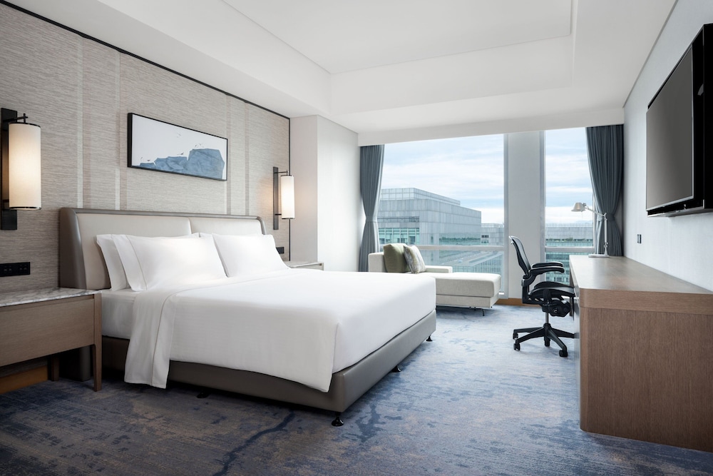 Club Room, 1 King Bed, City View - Photo 1