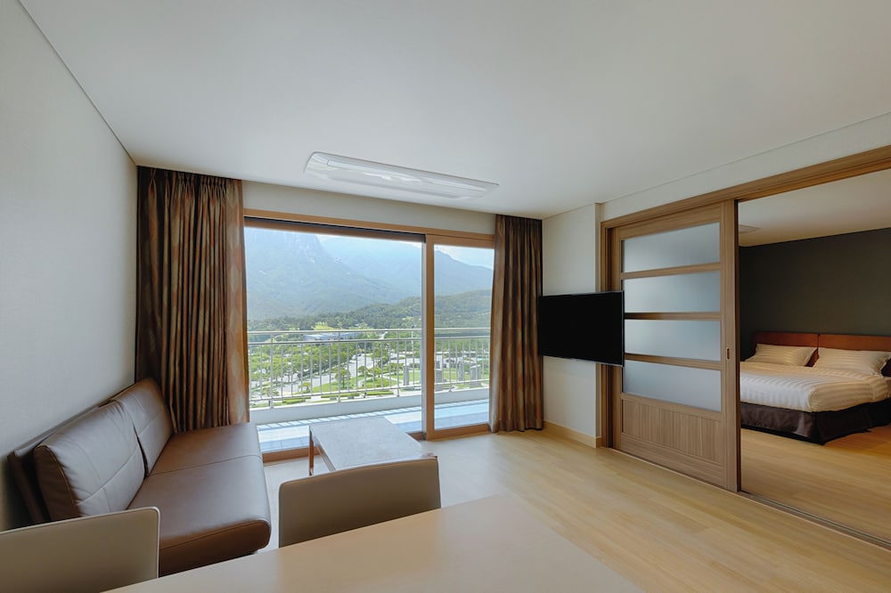 [EAST] Sono Belle Suite (Kitchen/Seorak Mountain View/Bed)