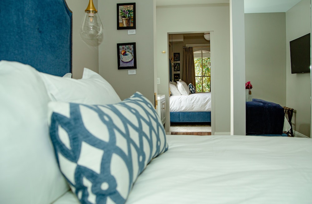 Historic 2-Bedroom Queen Beds Suite