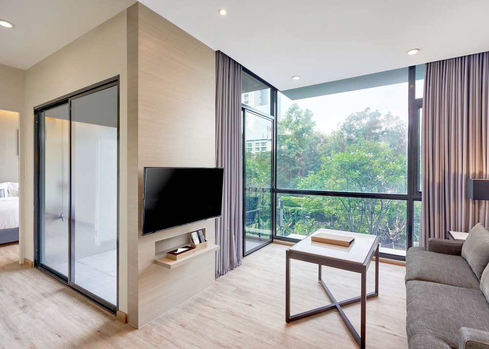 Grand Suite Pool View Room with Kitchenette - Photo 9