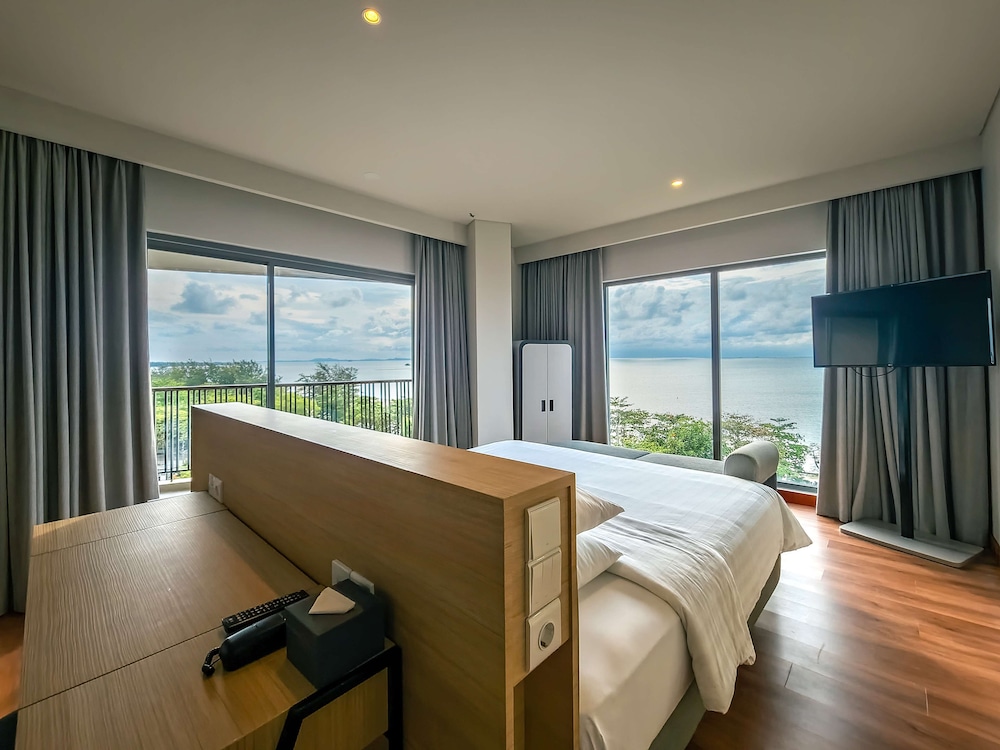 Business Suite, 1 King Bed, Balcony photo 3