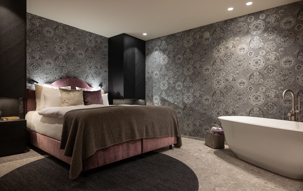 Luxury Apartment, 1 King Bed, Kitchen photo 3